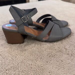 NWT White Mountain Women's Gray  Sandals Size 8